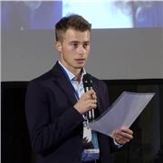 Laureato in Relazioni Pubbliche insegna comunicazione, marketing digitale, graphic design (Photoshop, Illustrator))